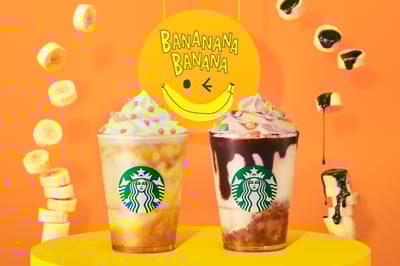 バナナとチョコレートが用いられたフラペチーノドリンク2つ