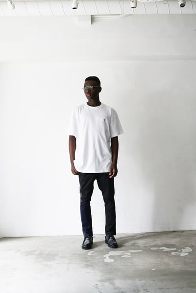 ジョイマン 高木晋哉のリリックを刺繍したSTOFのTシャツを着用したモデル