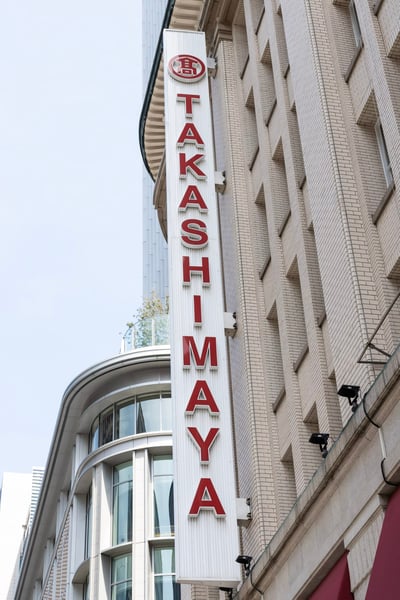 看板に書かれた英字