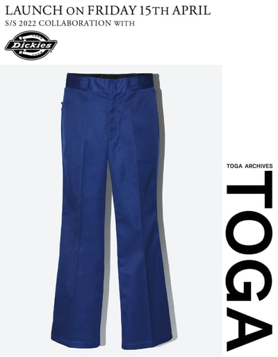 ブランドロゴの横にあるフレアパンツ