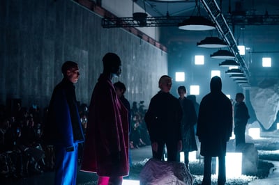 複数のモデルが闊歩するUNITED TOKYOショーフィナーレの様子