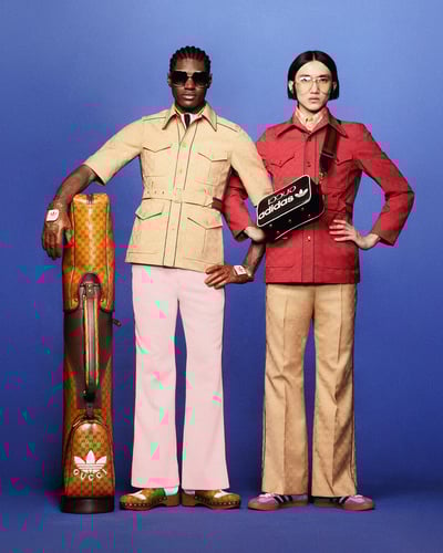 青い背景の前に並ぶ2人の男性