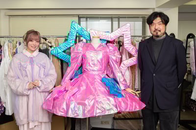 コーチャラの衣装を挟むきゃりーぱみゅぱみゅと坂部三樹郎