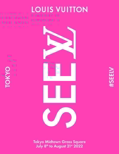 ピンクの背景に白字でロゴを入れたルイヴィトンのエキシビションヴィジュアル