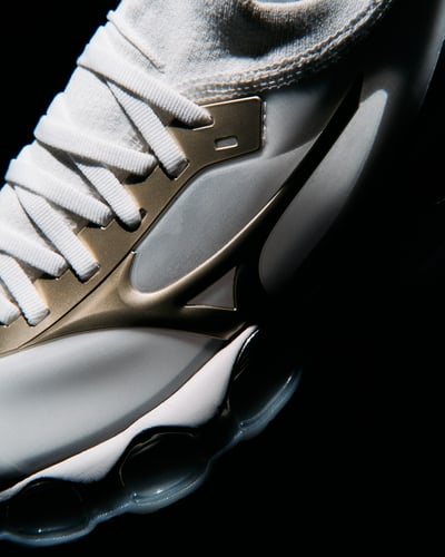 ゴールドパーツのスニーカー