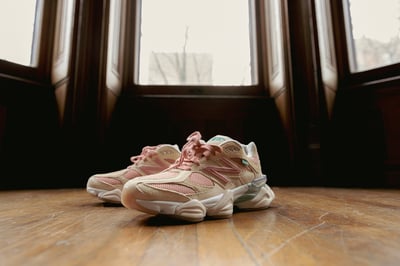 ピンクとベージュのスニーカー