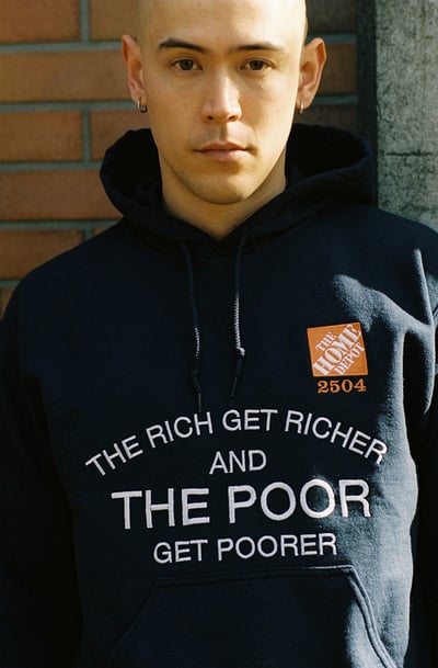 スウェットシャツを着る男性