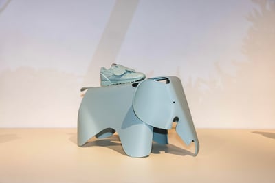 リーボックとイームズオフィスのコラボ第3弾の展開モデル