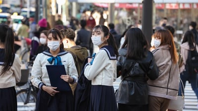 制服を着た高校生の写真