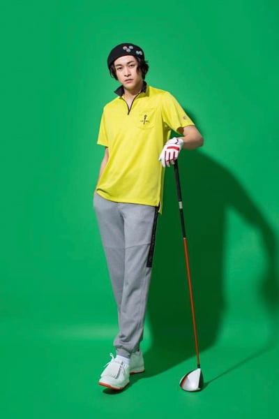 ゴルフウェアを着用したモデル