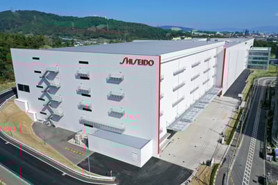 資生堂の大阪茨木工場のメインエントランス