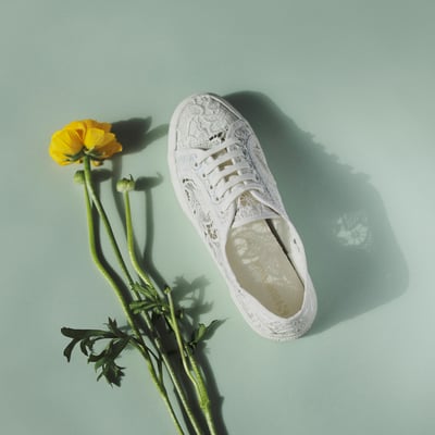 白いレーススニーカーと黄色い花