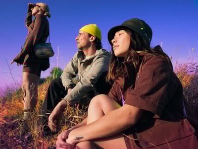 ポーズを取る男性と女性