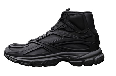 黒のミッドカットシューズ