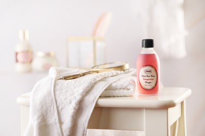 赤い液状のヘアリンスの写真