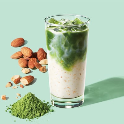スターバックスの「抹茶 & クラッシュ アーモンドミルク ティー ラテ」の写真