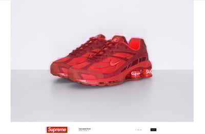 赤いランニングシューズ