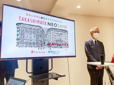 モニターの横で説明する平野泰範氏