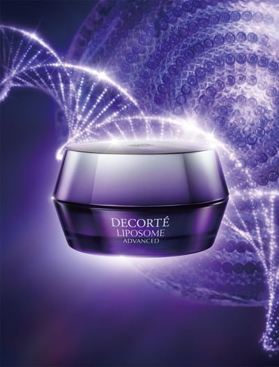 紫の背景と紫のガラス容器に入ったクリームの画像