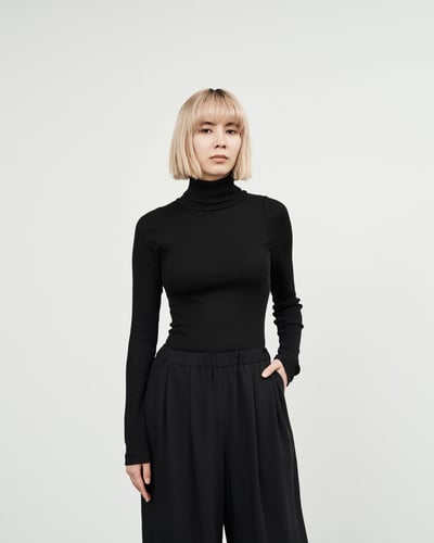 ポーズをとる女性