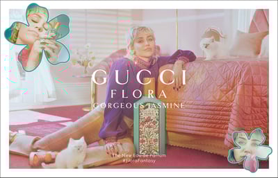 ピンクの家具の部屋に置かれた緑のボトルの香水と紫色の服を着た女性