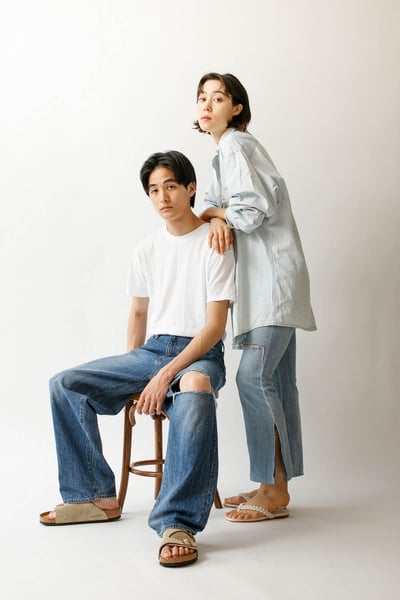 KNEE CRUSHとSPLIT HEMを施したアイテムを着用したヴィジュアル