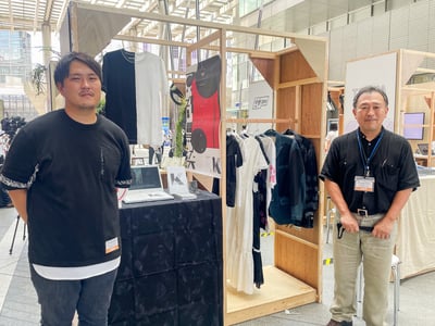 展示ブースの両脇に立つ男性2人