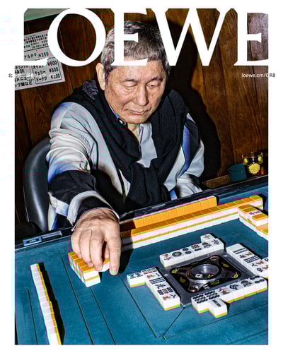 麻雀をする男性