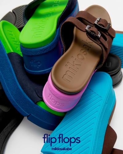 積み上げられたシューズ