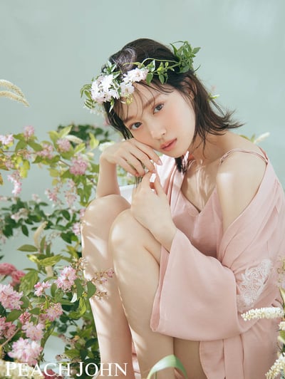 ルームウェアを着用する山下美月