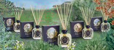 5つのルームフレグランスとコンパクトなパッケージが並ぶ