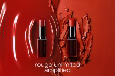 2種のテクスチャーを背景にリップスティックが置かれているメインビジュアル