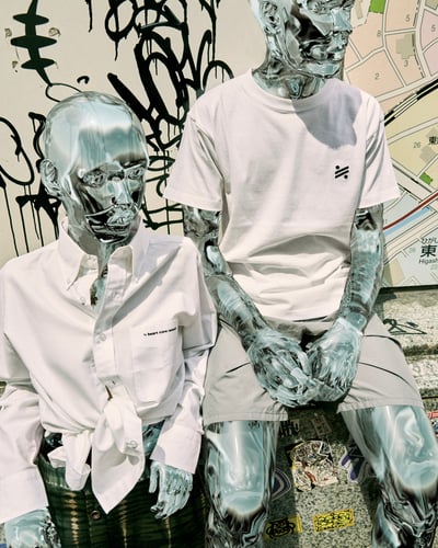 ポーズをとるモデル