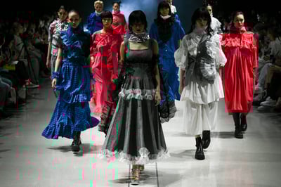 ランウェイを歩くモデル