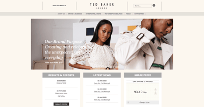 カメラに目線を向ける女性