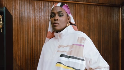 ポーズをとるモデル