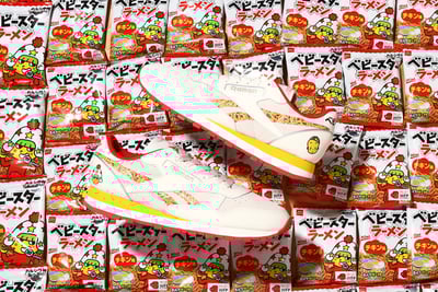 お菓子の上に置かれたスニーカー