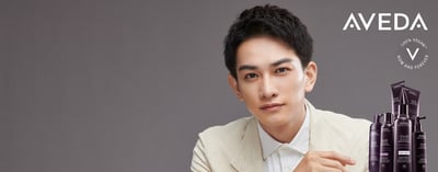 アヴェダ製品を持った町田啓太v