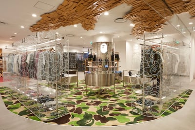 迷彩柄のカーペットが敷かれた服屋