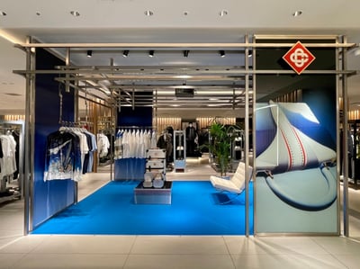 光に灯された店内