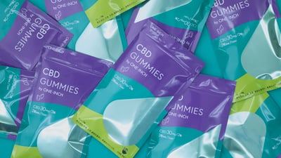 UHA味覚糖が製造したCBDグミの紫と青のパッケージ