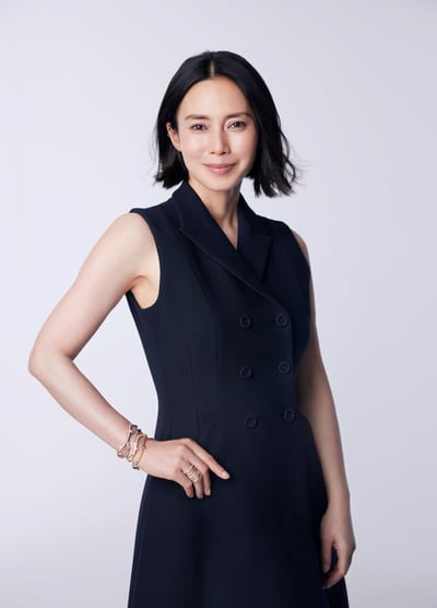 黒いドレスを着た中谷美紀