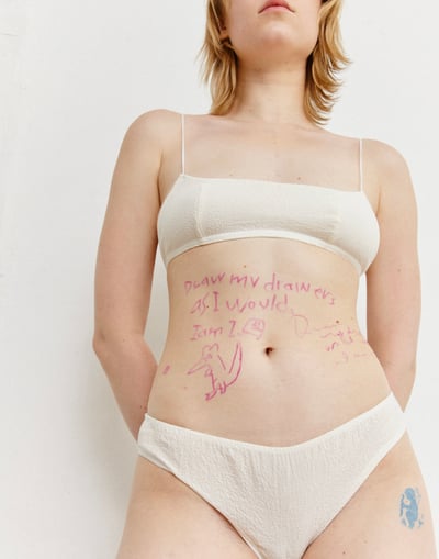 新ブランド「ドロウ」の白いランジェリーを着用したモデルのルック