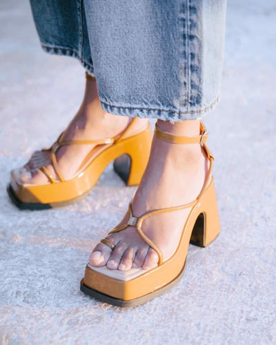 サンダルを着用した足元