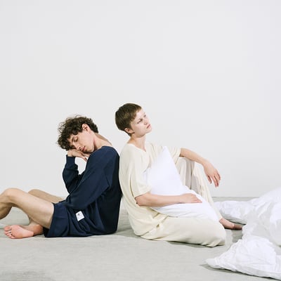 背を向けあって座る男女