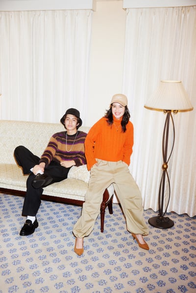 ポーズを取るモデル