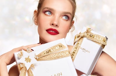 ギフトボックスを手に持った女性