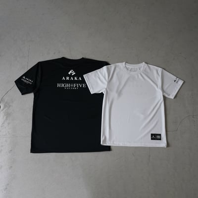 黒と白のTシャツ