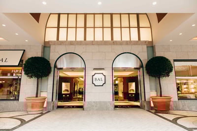 白い床と壁の京都バル建物入り口箇所