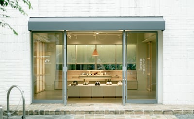 白い建物の一角